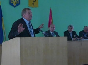 Депутат районної ради М.Б.Денисов пропонував висловити недовіру  ізюмським податківцям