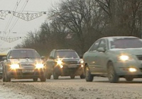 Водителей хотят обязать зимой круглосуточно ездить с включенными фарами