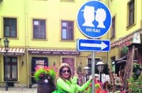 Во Львове установили дорожный знак "Место для поцелуев"