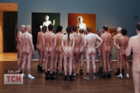 В Австрии на выставку картин с голыми мужчинами пускают без одежды 