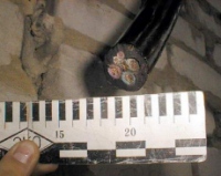 Лозівські правоохоронці затримали за гарячими слідами чоловіка, який вкрав 10 метрів телефонного кабелю