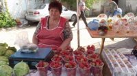  В Изюме начали продавать первую майскую клубнику