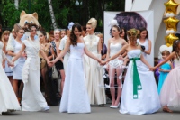 Традиционный Парад невест прошел в парке Горького
