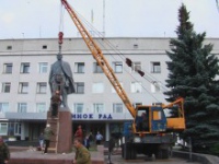 У Новоград-Волинському після рішення міської ради знесли пам’ятник Леніну
