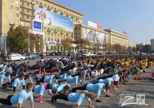 Новый рекорд Украины: более семисот студентов отжимались на площади Свободы