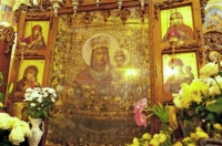 Сегодня  Изюмская Пещанская икона Пресвятой Девы вместе с другими чудотворными иконами осенят крестом с неба Украину