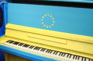 В Харькове на площади Свободы выставят "революционное пианино"
