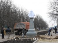 Невідомі  в Ізюмі спалили покриавло на пам’ятнику Т.Г.Шевченку 