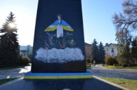 В Полтаве памятник Ленину превратили в памятник Небесной сотне .