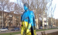 Памятник Кобзону в Донецке покрасили в цвета флага Украины 