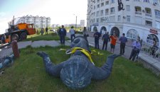 В Харьков из Севастополя передали демонтированные украинские памятники 