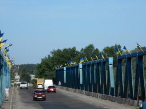В Изюме на мосту неизвестные лица сорвали госудаственные флаги