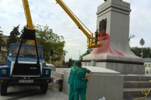 В Харькове облили краской памятник Независимости Украины