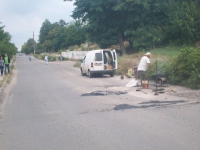 Ізюмчани продовжують самотужки ремонтувати дороги