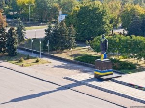 Молодежь Краматорска выкрасила памятник Ленину в цвета национальной символики Украины.