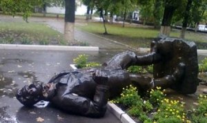 В Харькове снесли памятник Артему