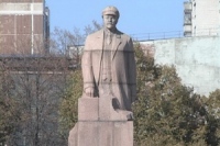В Лозовой решили пока не сносить памятник Ленину
