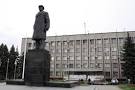  В Славянске неизвестные в балаклавах пытались разрушить памятник Ленину.