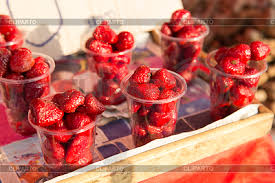 В Ізюмі на базарі продають першу полуницю