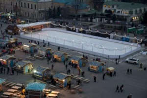 В Харкові на площі Свободи відкрилася найбільша безкоштовна ковзанка