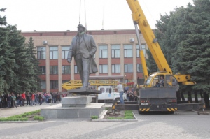 11 квітня, у Краснограді демонтували пам’ятник Леніну.