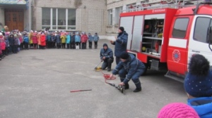 Ізюмські рятувальник показали школярам  рятувальне обладнання