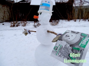 Креативний сніговик на морозі жити звик