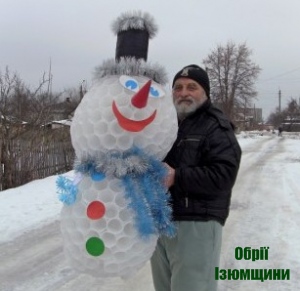 Креативний сніговик на морозі жити звик