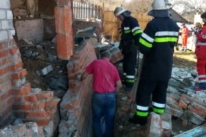 Ізюмський район: рятувальники вилучили тіло загиблого чоловіка з-під уламків стіни будівлі